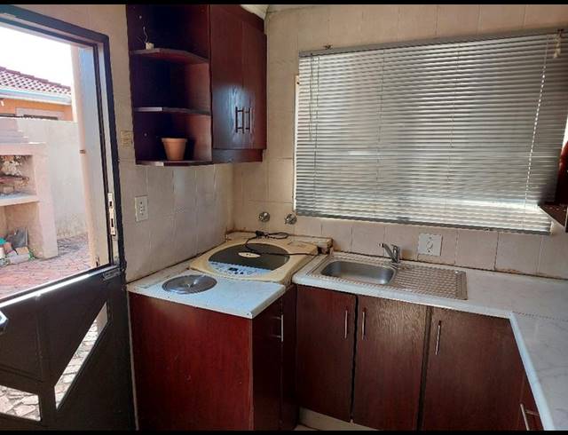 2 BEDROOM HOUSE FOR SALE IN THOKOZA EXT 2